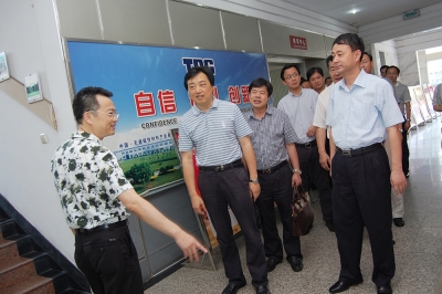 2011年8月，时任浙江省委组织部副部长庄跃成视察3868la银河总站