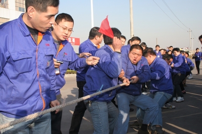 公司进杏装心往一处使”员工拔河角逐
